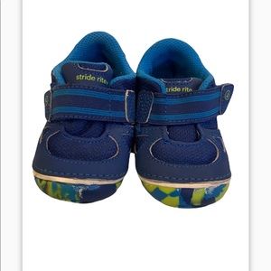 Stride Rite supple rubber-soled walking shoes in size 4.